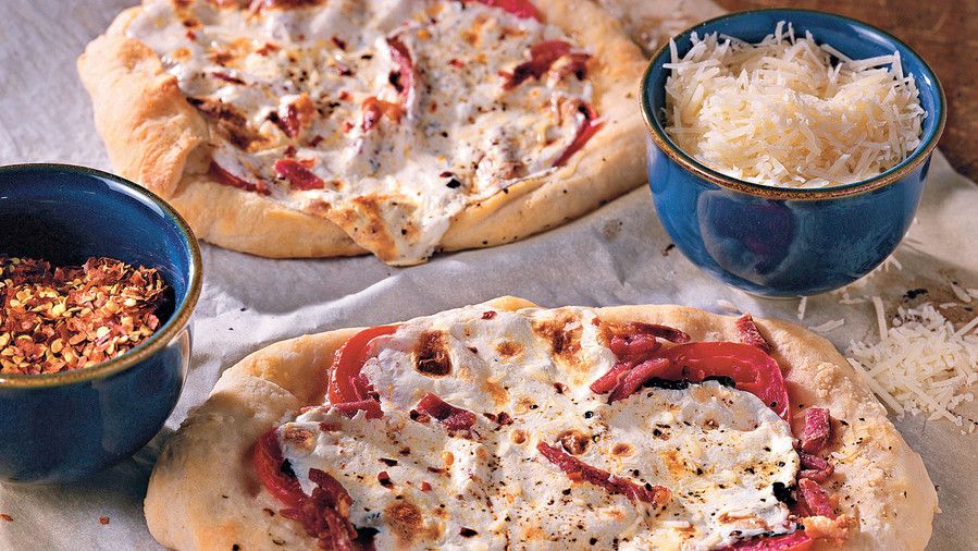 ピザ Recipes: Fresh Mozzarella and Basil Pizza