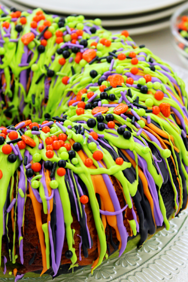Цветен Halloween Bundt Cake