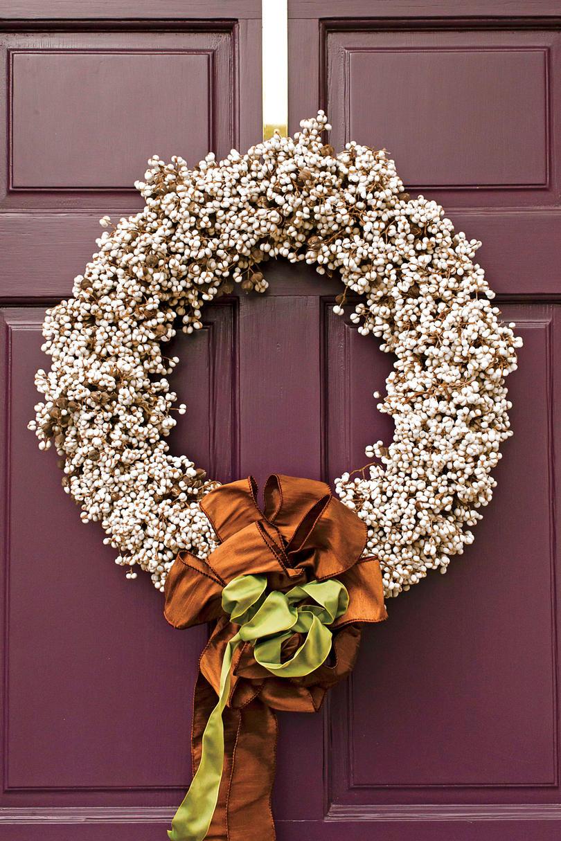 パープル Door with White Berry Wreath