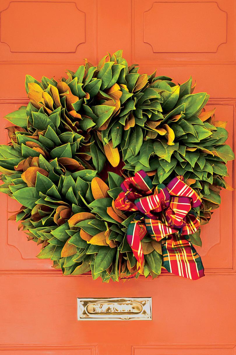 Magnólie Wreath with Plaid Bow