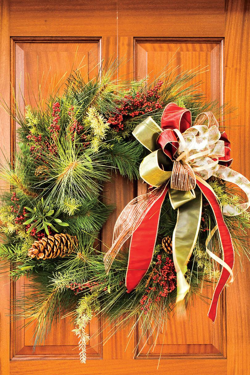 jul Wreath with Gold and Red Bow