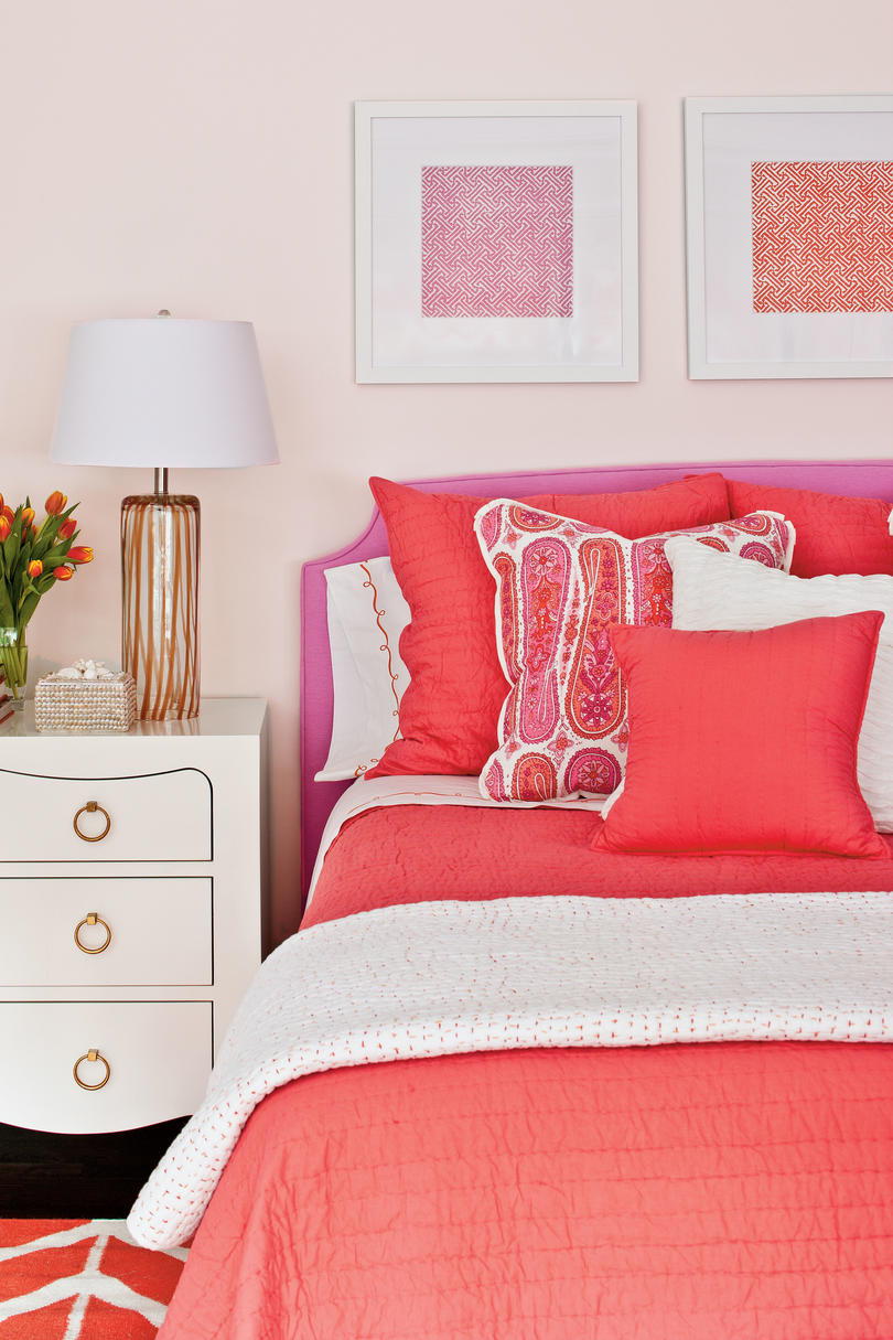 مشرق، warm colors in fabrics and accesories really pop against white walls in this bold bedroom. 