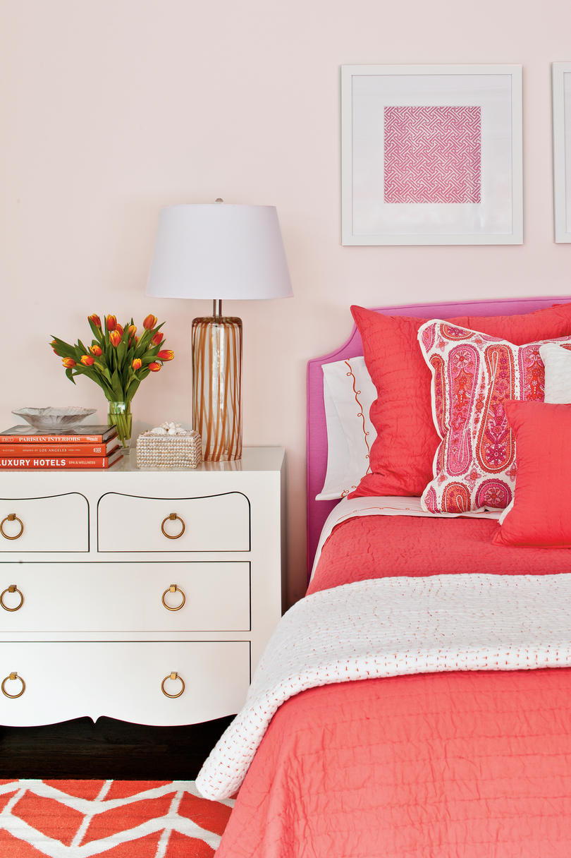 Ярък, warm colors in fabrics and accesories really pop against white walls in this bold bedroom. 
