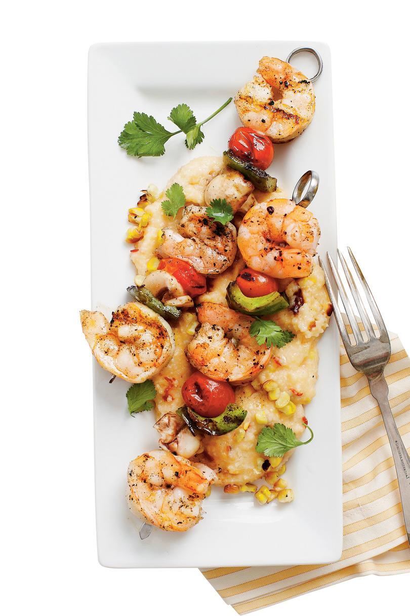 на скара Shrimp and Smoky Grilled-Corn Grits