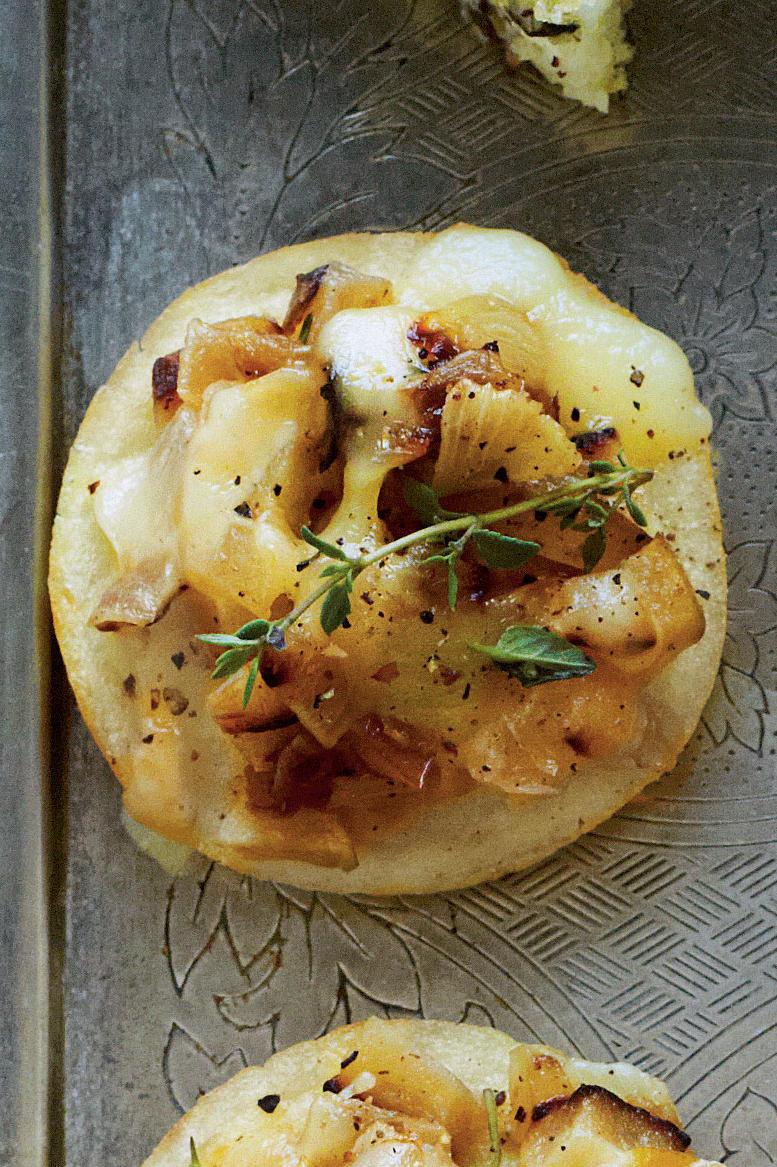 Sémola Crostini with Caramelized Apples and Onions