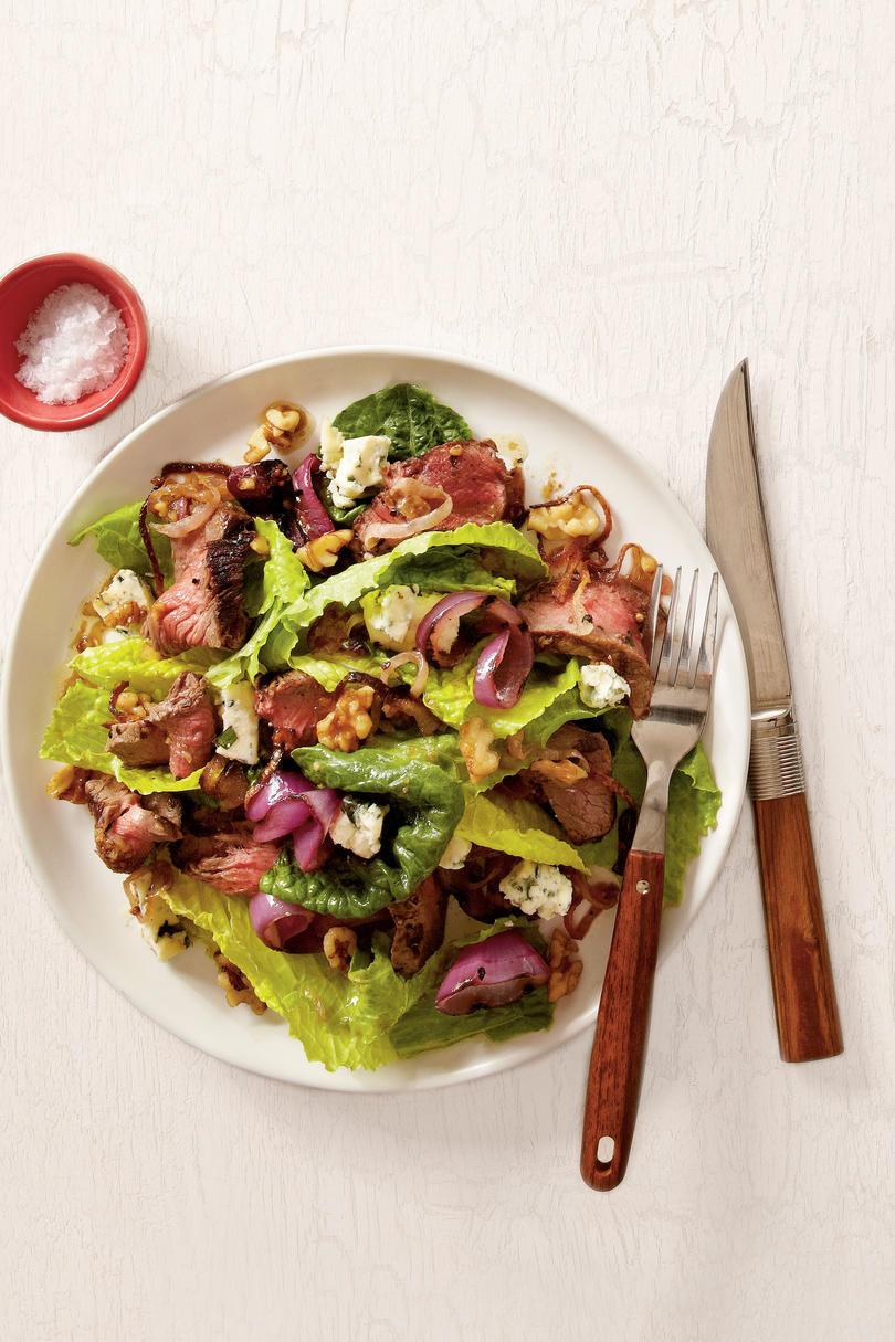 مشوي Steak Salad with Walnut Dressing