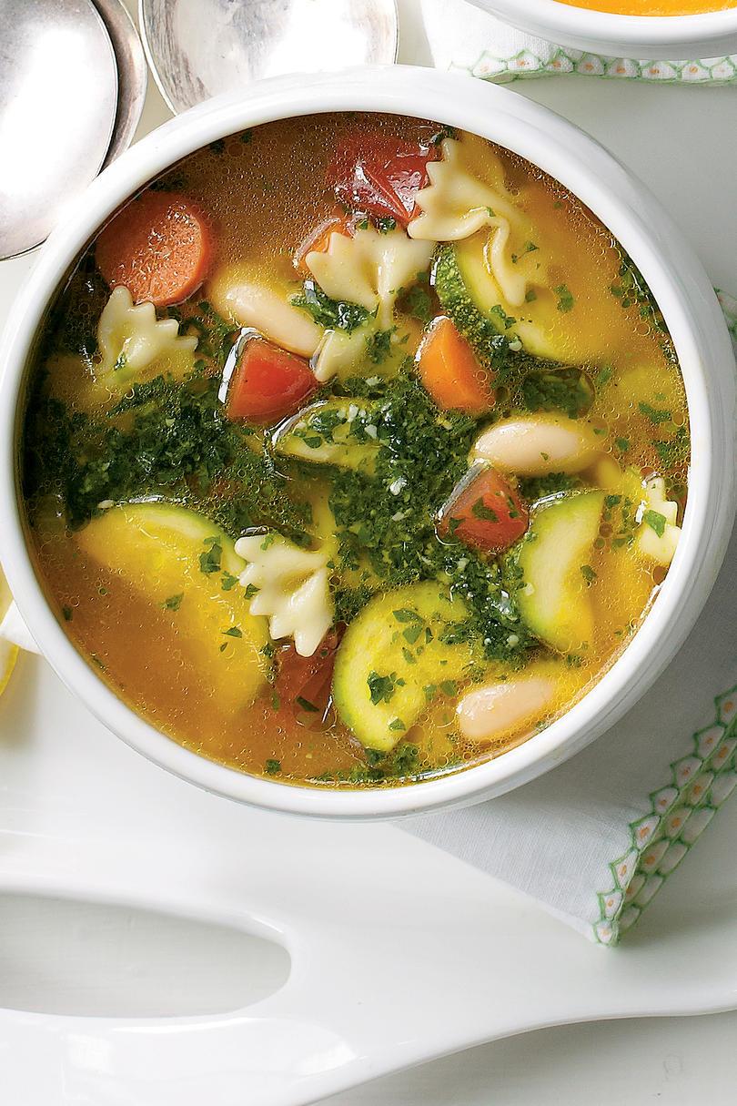 الخضروات Soup with Basil Pesto