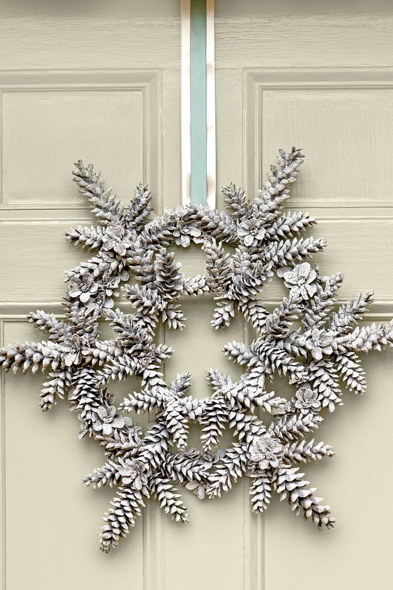 snedækket Pinecone Wreath