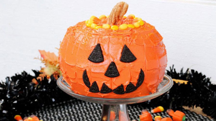 Jack-o’-Lantern Halloween Cake