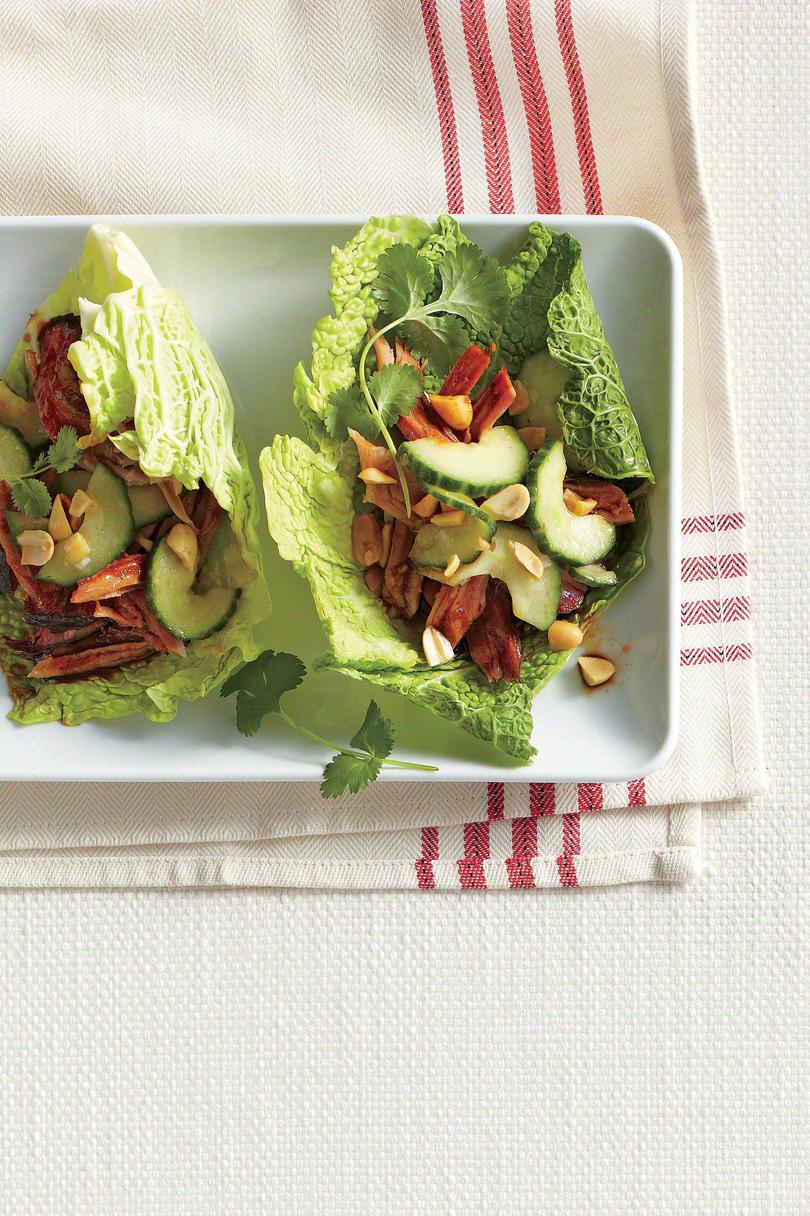 корейски Cabbage Wraps with Sweet-and-Sour Cucumber Salad