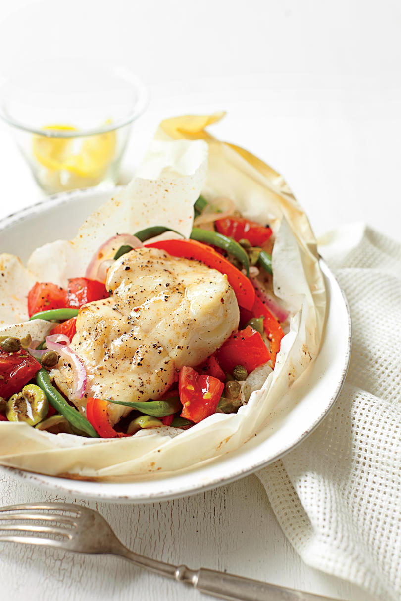 Pergament-Baked Fish and Tomatoes
