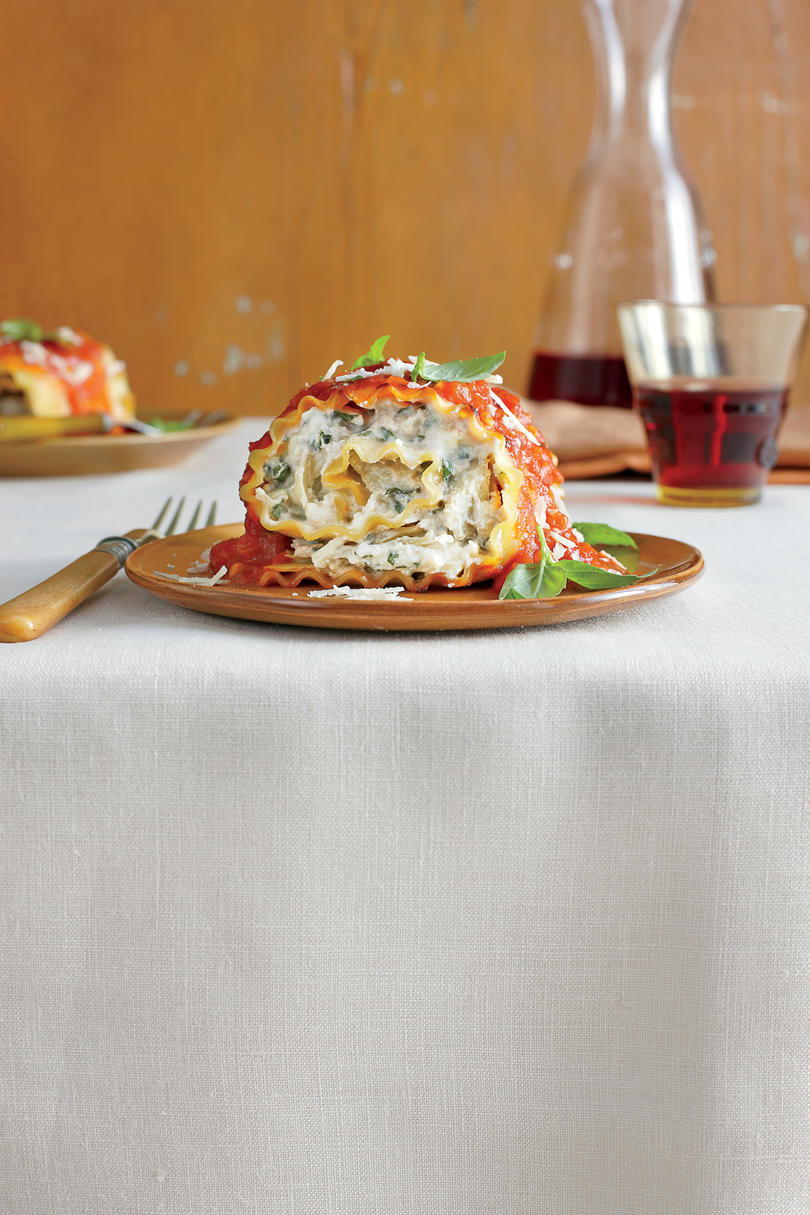 Tomato-Базил Lasagna Rolls