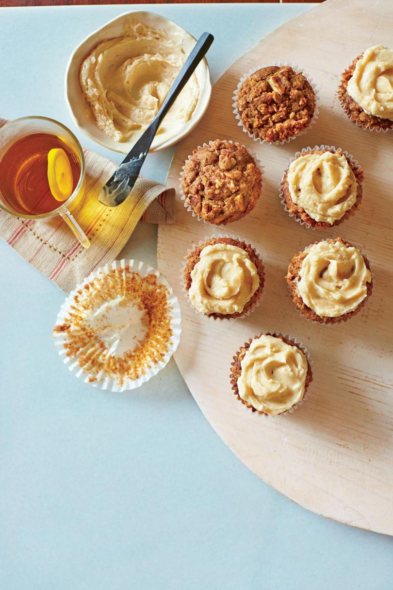 honningkage Muffins with Spiced Streusel and Spiced Hard Sauce