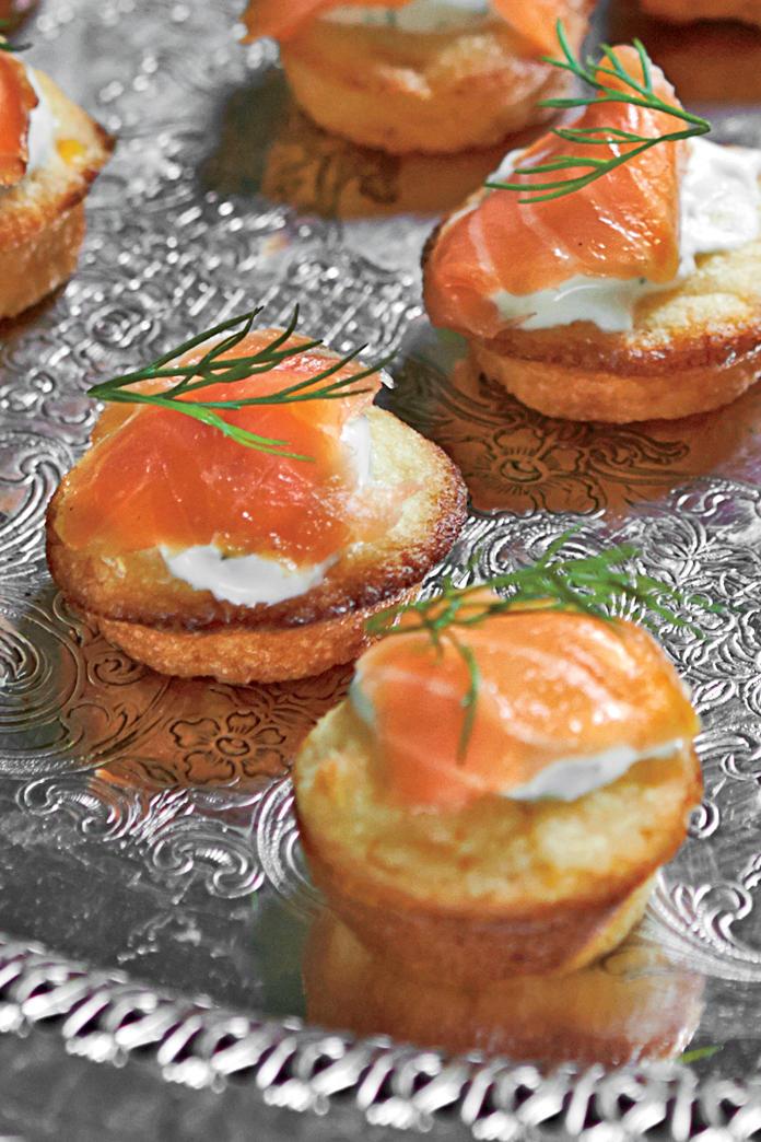 мини Corn Cakes with Smoked Salmon and Dill Crème Fraîche