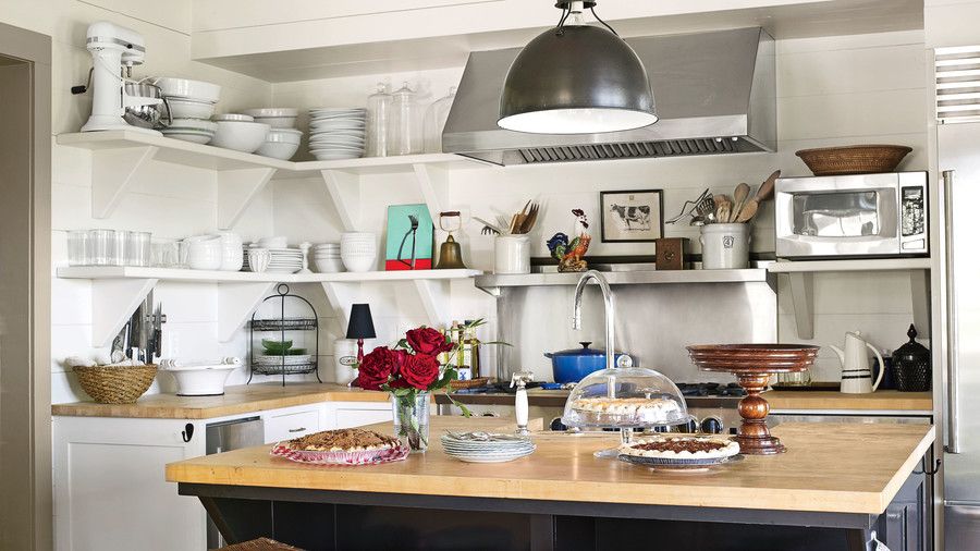 Cocina with Open Shelves