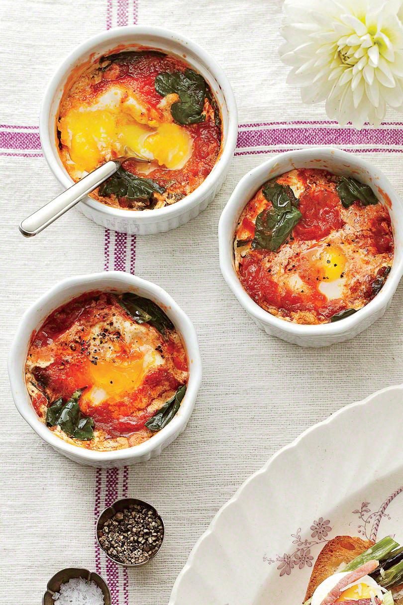 Horneado Eggs with Spinach and Tomatoes