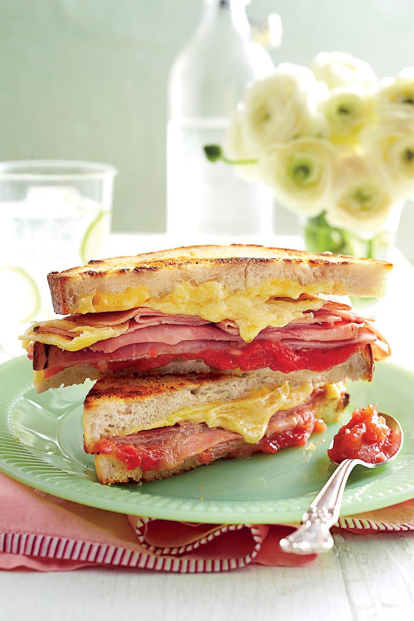 на скара Ham-and-Cheese Sandwiches with Strawberry-Shallot Jam
