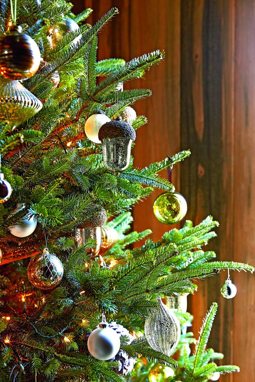 Navidad Tree with Acorn Ornamnets