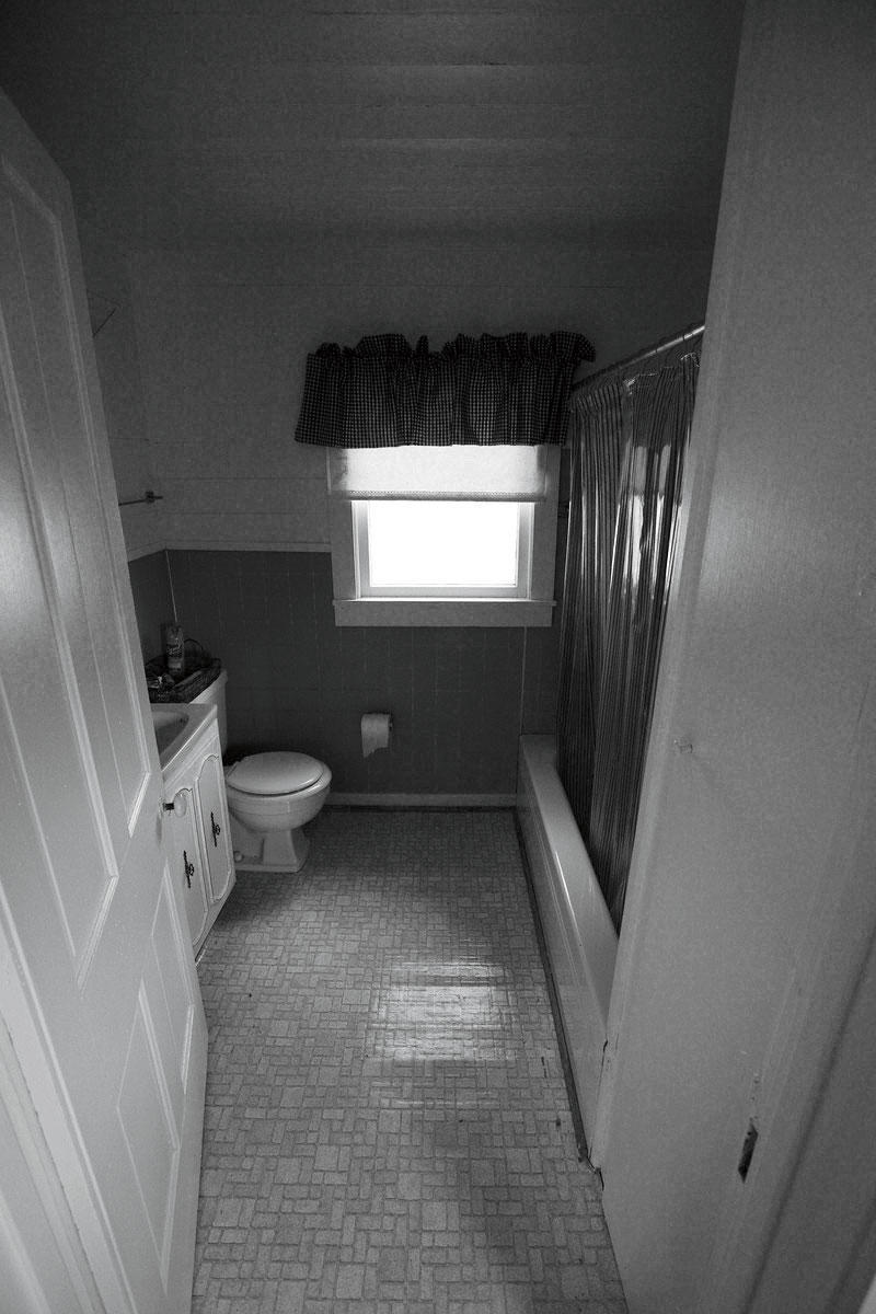 Anticuado Bathroom with Old Tile