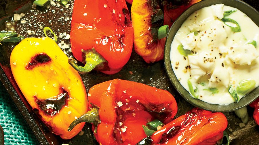 овъглена Peppers with Feta Dipping Sauce
