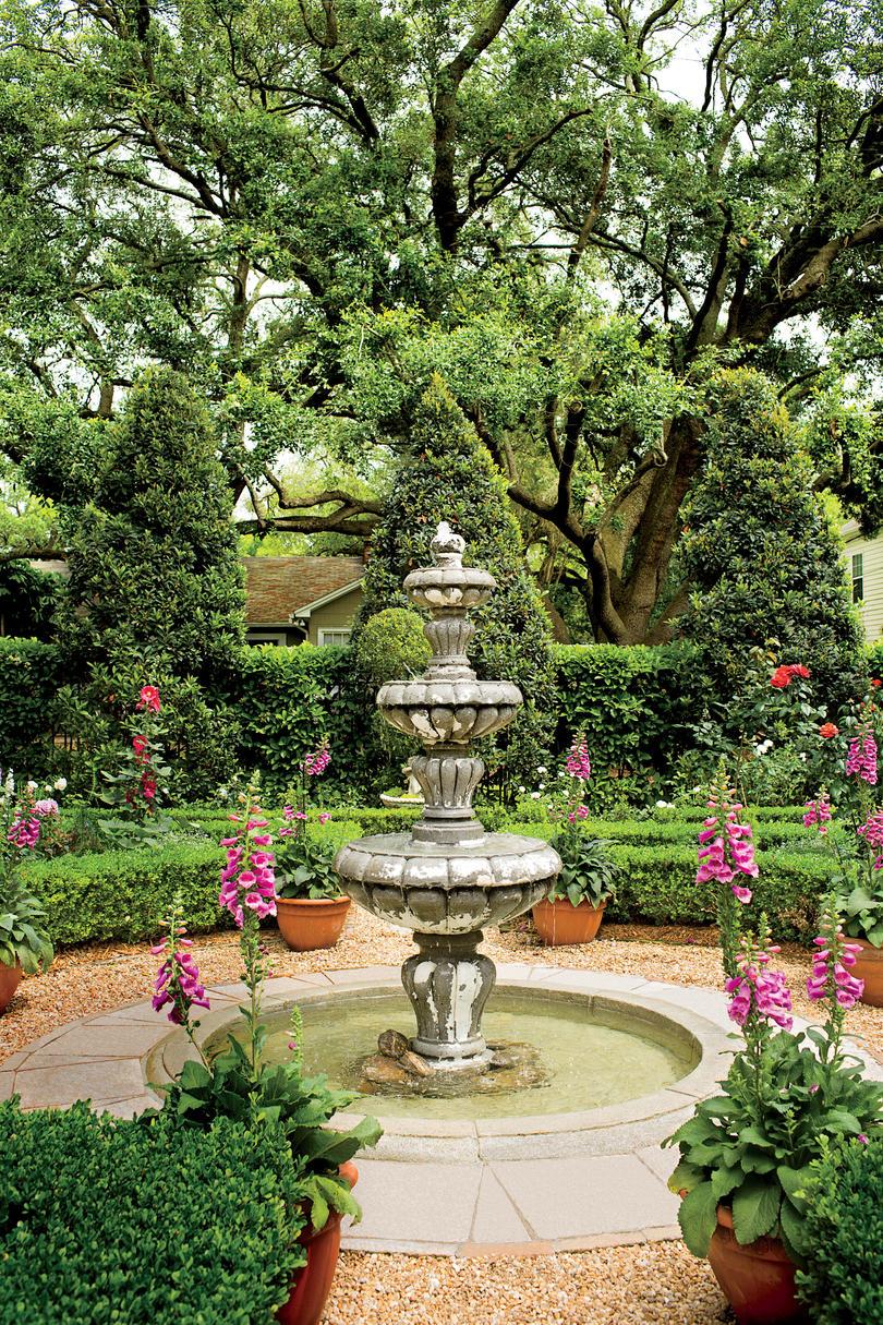 Английски Courtyard Fountain