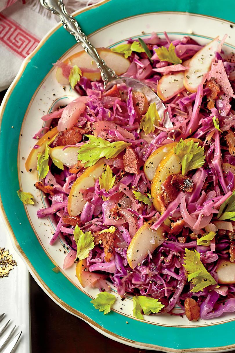 запържен Cabbage with Apple and Bacon