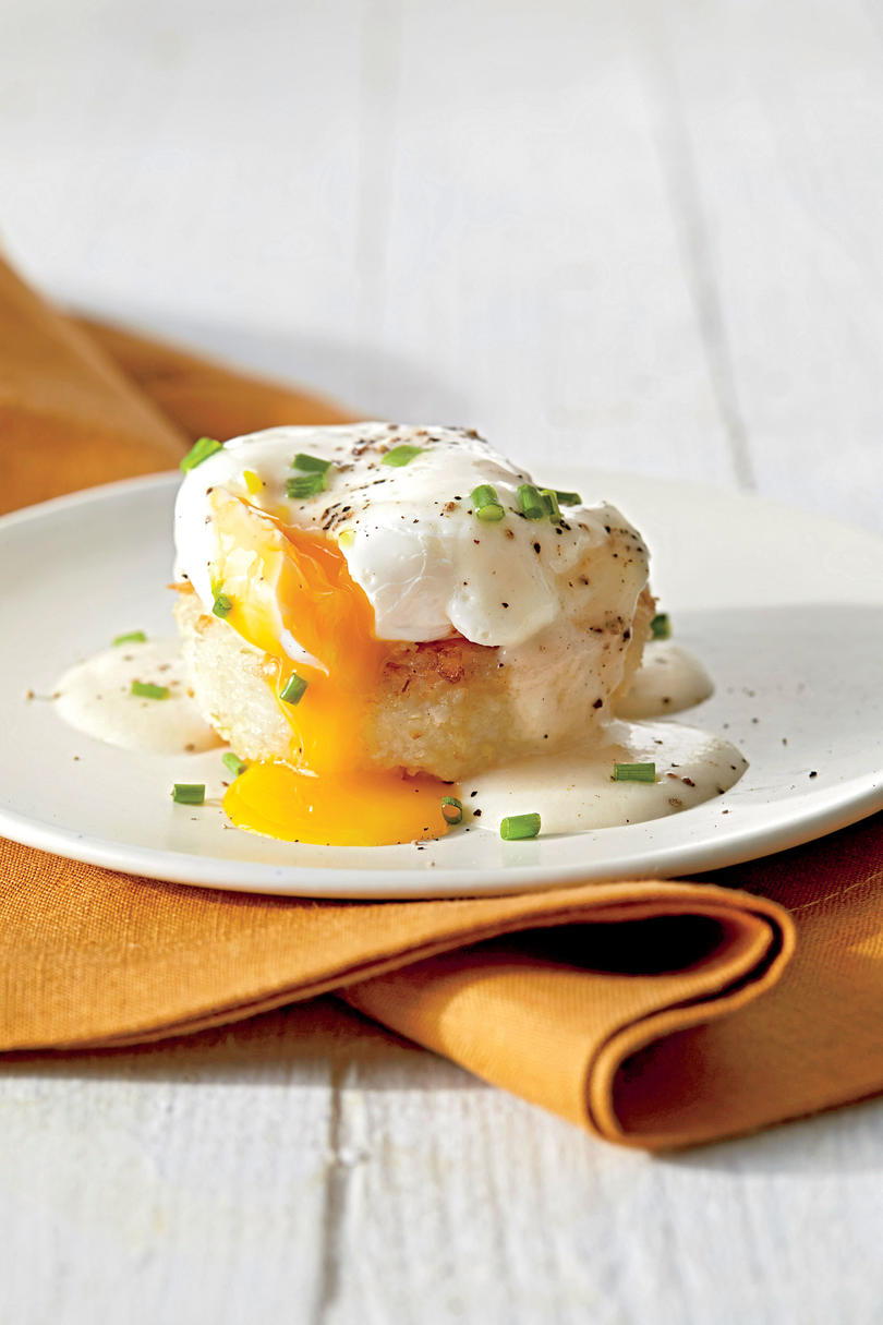 Sémola Cakes with Poached Eggs and Country Gravy