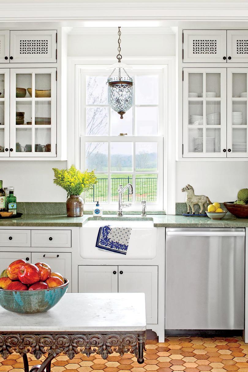 klassisk White Kitchen with Green Countertops