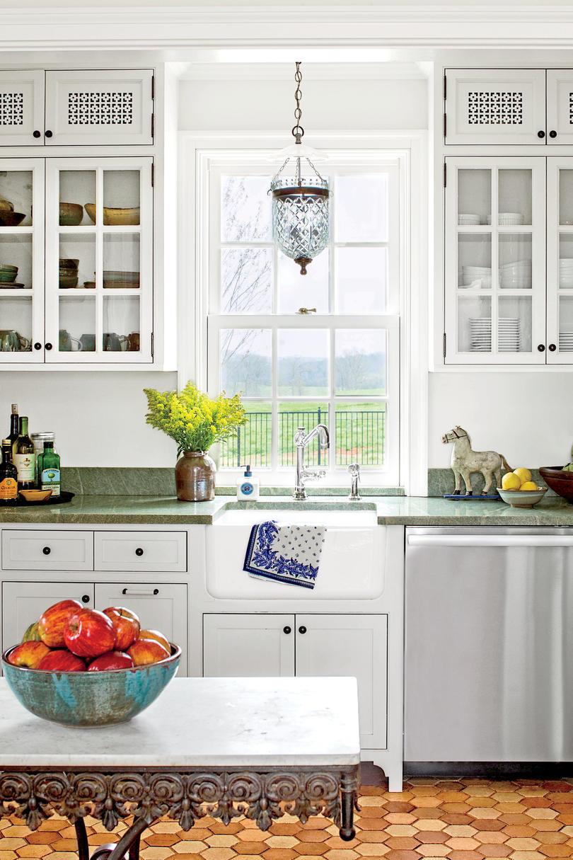 أبيض Kitchen with Green Soapstone Counters