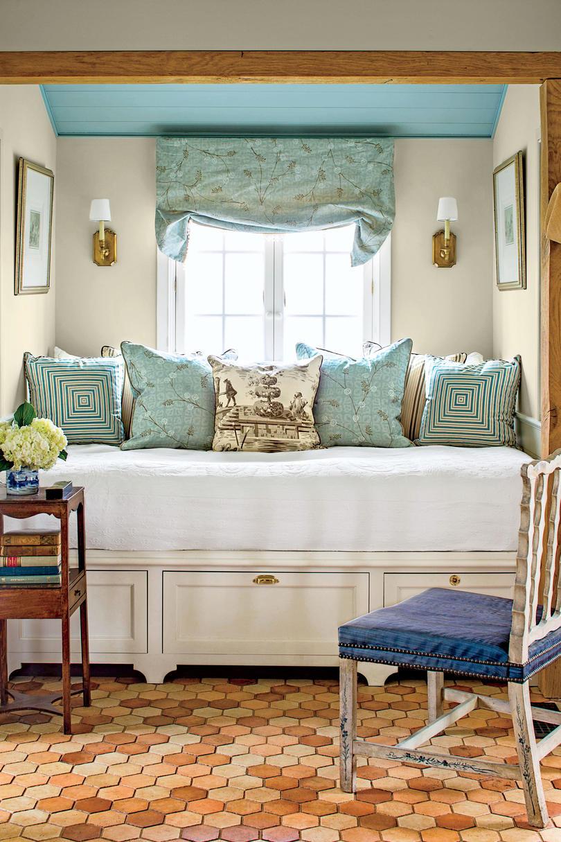 أزرق and White Bedroom Nook