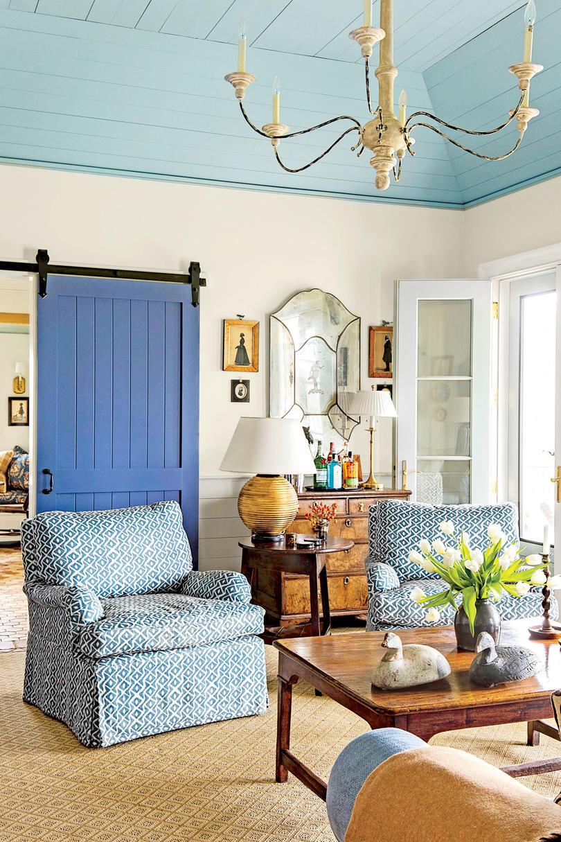 المعيشة Room with Blue Barn Door