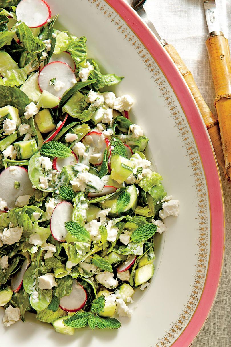 Spinat-og-Romaine Salad with Cucumbers, Radishes, and Creamy Mint Dressing