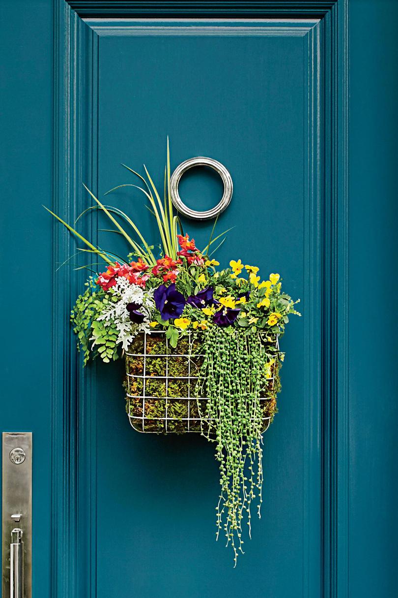 Тел Basket Wreath on Door