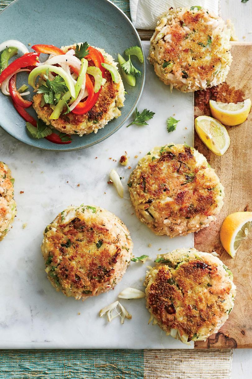 Най-доброто Crab Cakes with Green Tomato Slaw
