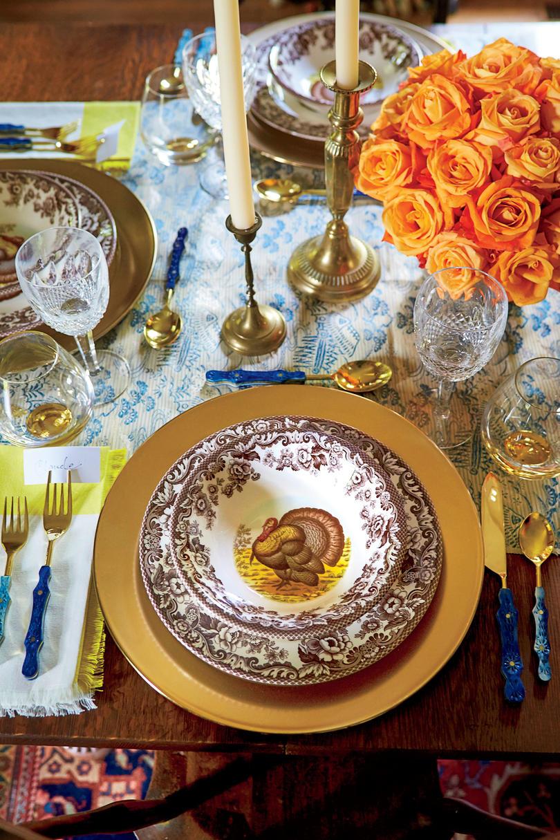 Acción de gracias Table Setting with Turkey Plates