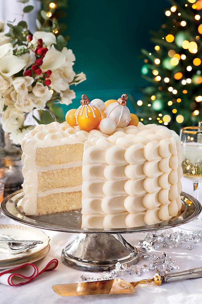 Zasněžený Vanilla Cake with Cream Cheese Buttercream and Cake Ball Ornaments