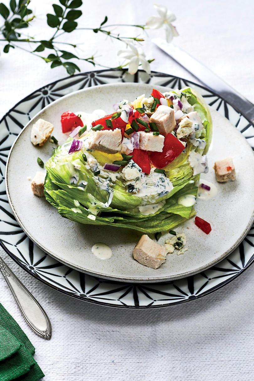 وتد Salad with Turkey and Blue Cheese-Buttermilk Dressing