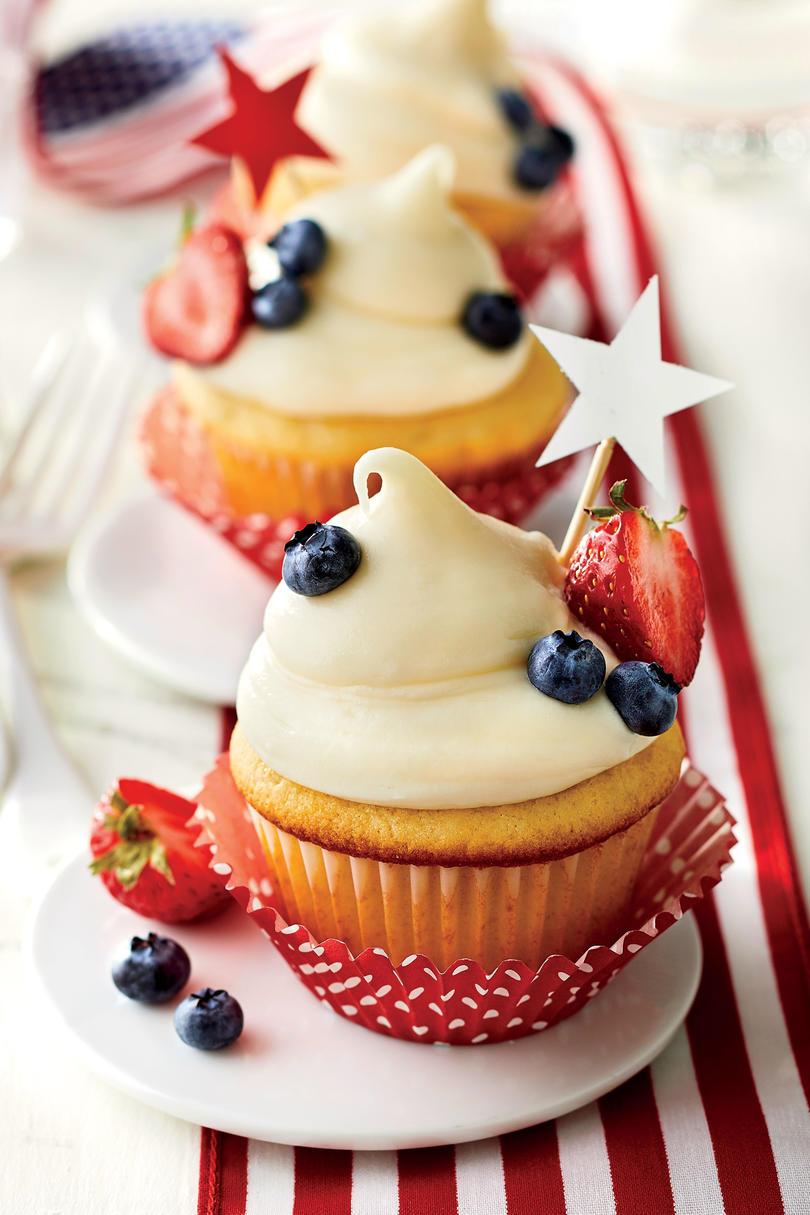 Червен, White, and Blueberry-Filled Cupcakes