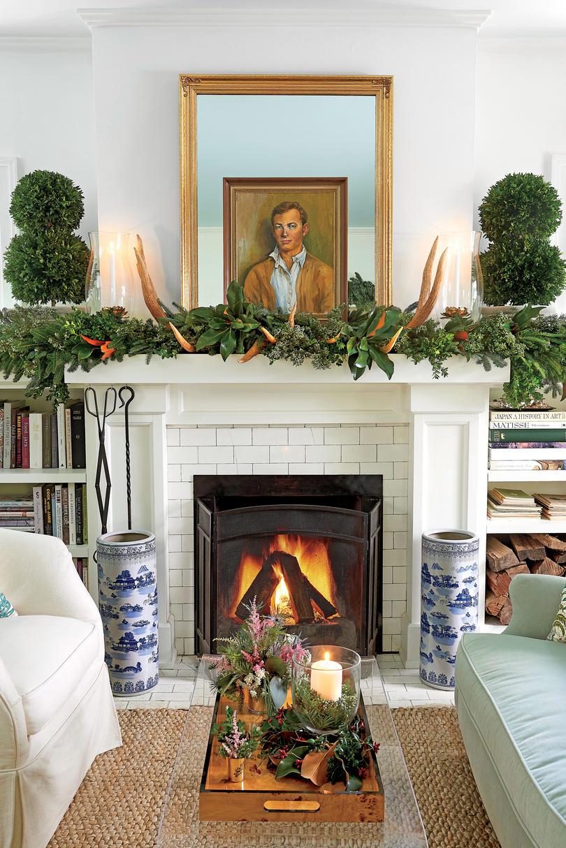 ヒレンマイヤー Living Room with Fireplace Decorated for Christmas