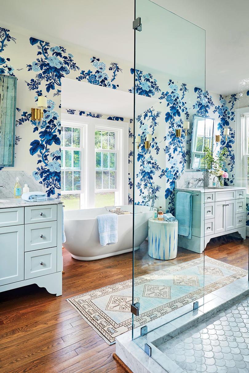Линдзи Cheek Wilmington, NC Home Blue and White Master Bathroom