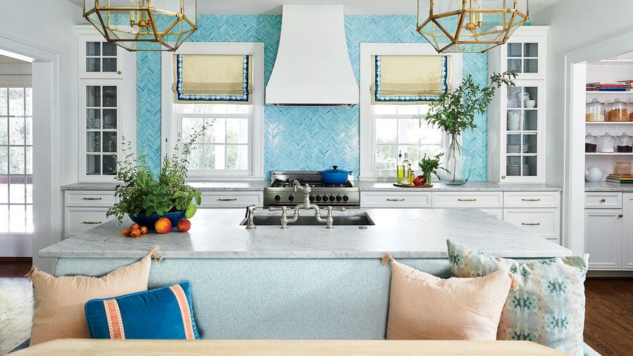 Линдзи Cheek Wilmington, NC Home White Kitchen with Teal Tile and Banquet Seating