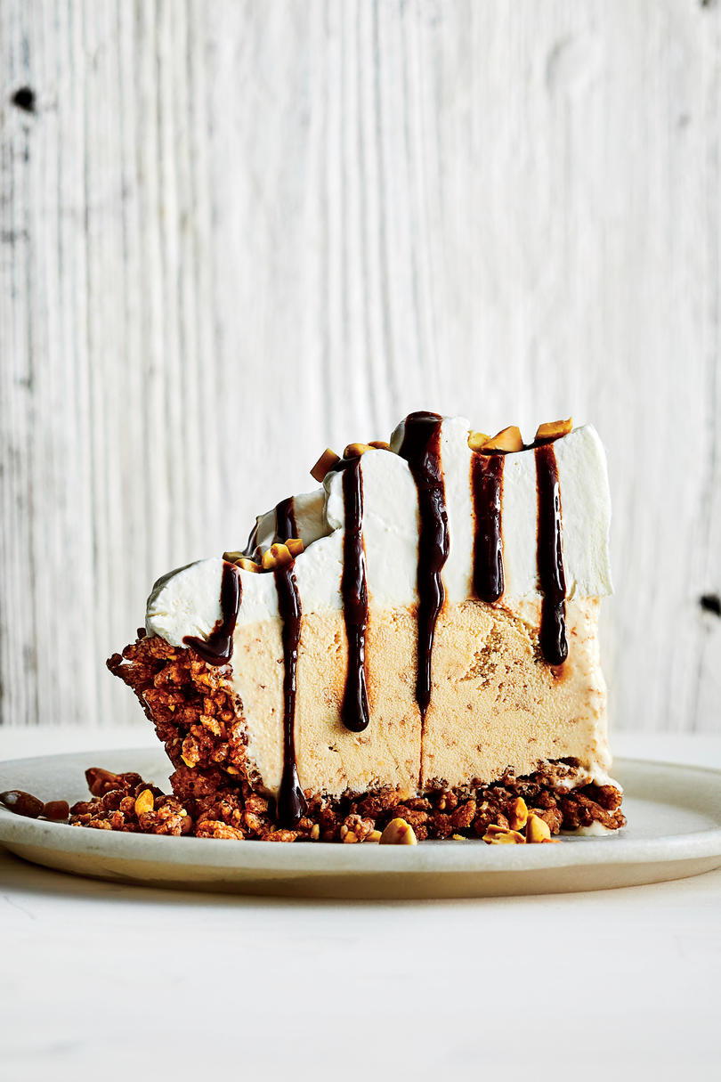 عدم خبز Peanut Butter-Fudge Ice-Cream Pie