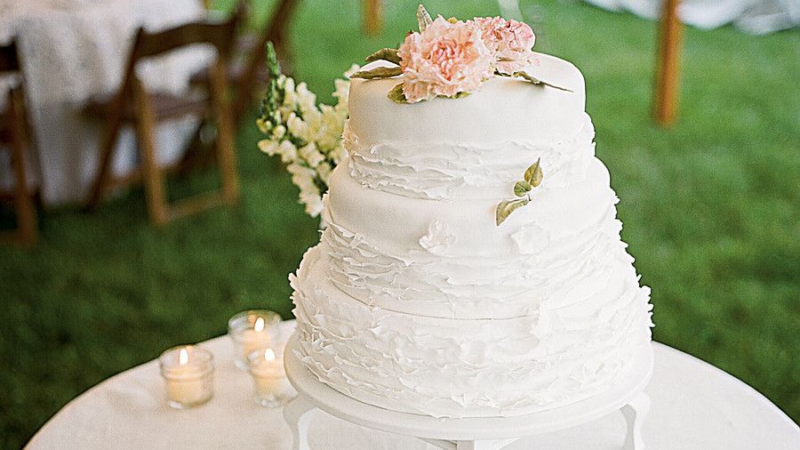 klassisk and Feminine Wedding Cake