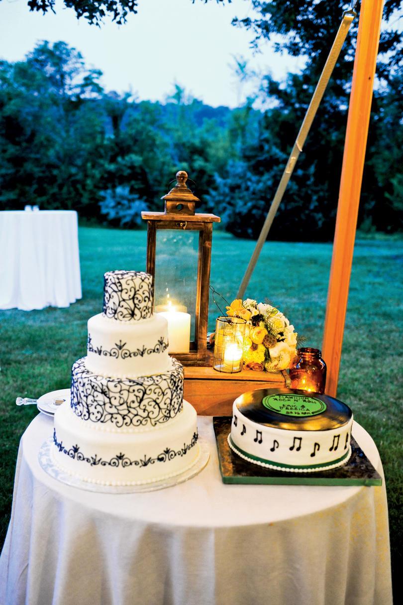 черно and White Wedding Cake