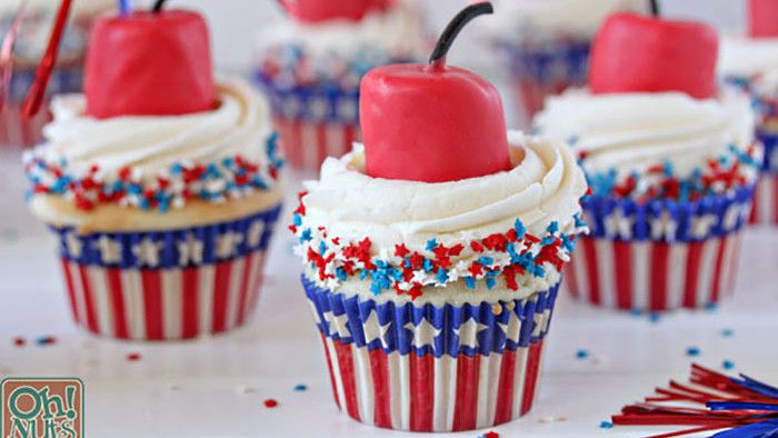 وطني Cupcakes with Red Candles