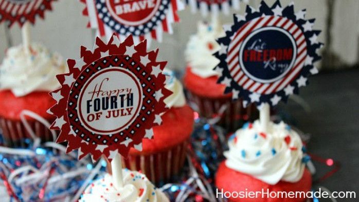أحمر Velvet Cupcakes with Fourth of July Flags