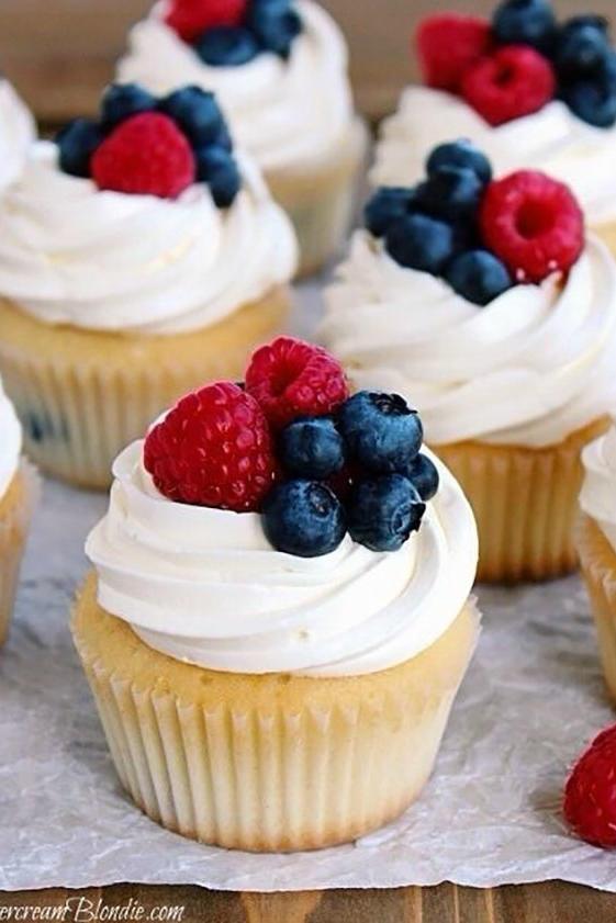 أبيض Cupcakes with Berries