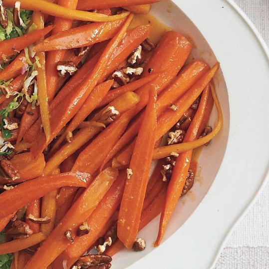 بنى Sugar-Glazed Carrots with Rosemary and Pecans