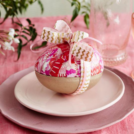 Bånd Wrapped Easter Eggs 