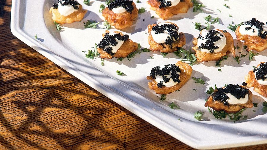 البطاطس Blini with Sour Cream and Caviar